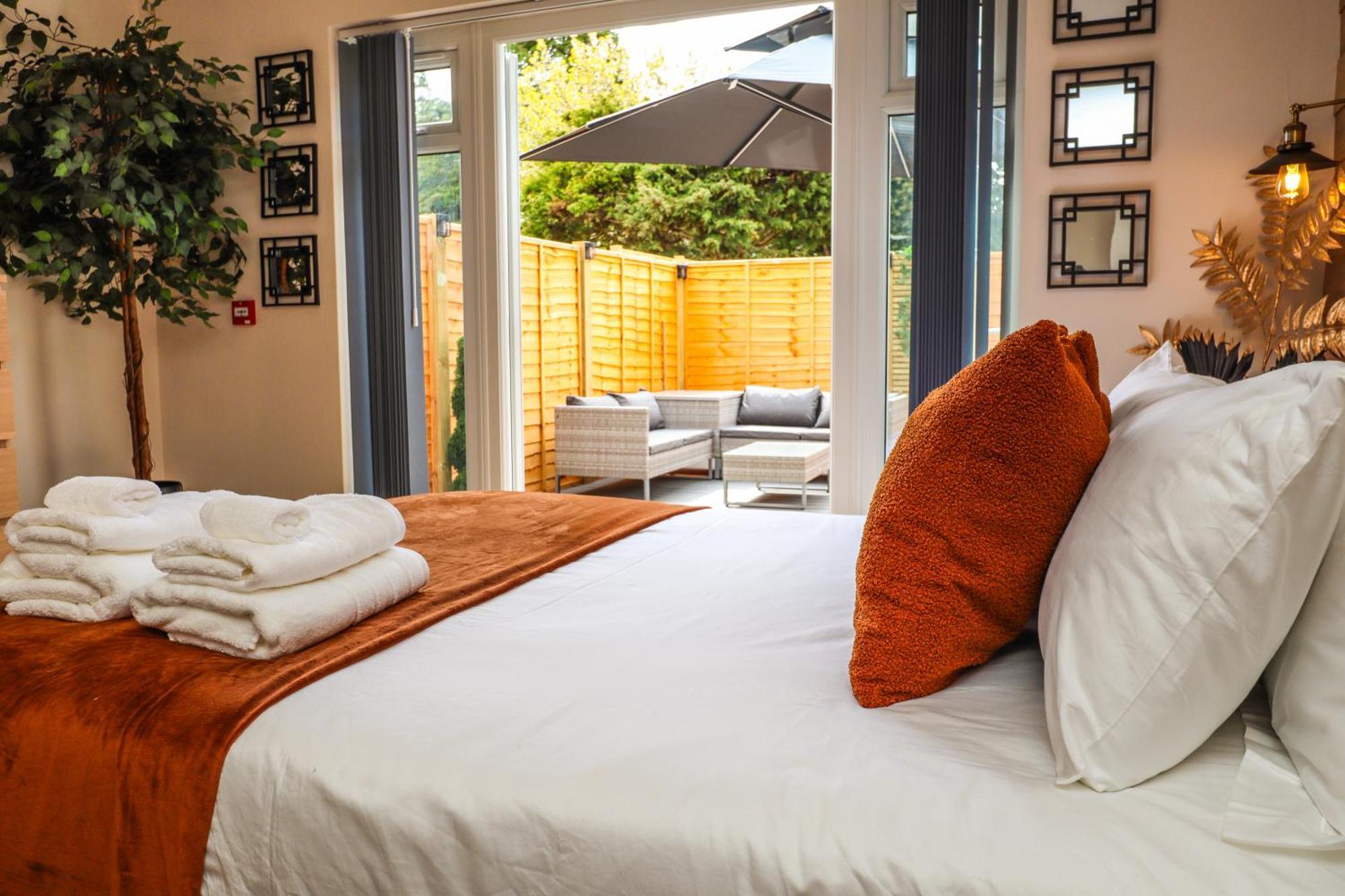 Half Moon Luxury One Bedroom - Spacious Romantic Getaway With A Hot Tub, 5 Min Away From Centre , Free Parking Apartment *